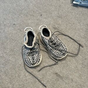 Yeezy toddler US 5k sneakers